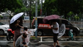 北京暴雨路面现天坑小山洪爆发传多人死亡(图)