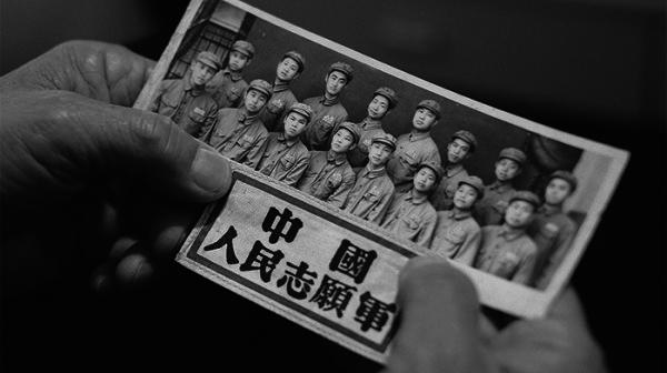 返中志願軍手拿在上海的合影（網絡圖片）