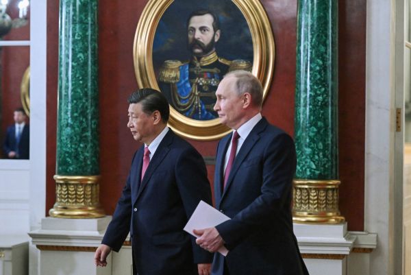 2023 年 3 月 21 日，俄罗斯总统弗拉基米尔·普京和中国国家主席习近平在莫斯科克里姆林宫会谈后抵达签署仪式。