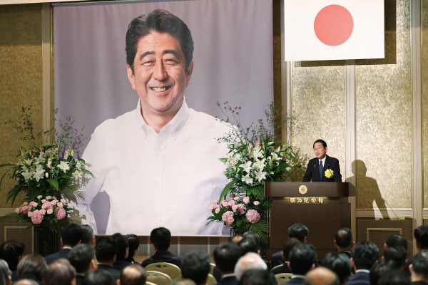 7月8日，日本首相岸田文雄在东京举行的前首相安倍晋三逝世1周年追悼会上发表讲话。
