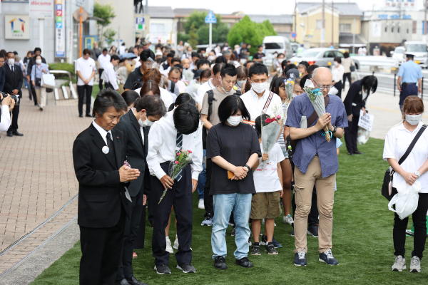 7月8日，日本前首相安倍晋三逝世1周年，民众在奈良市大和西大寺站外悼念。