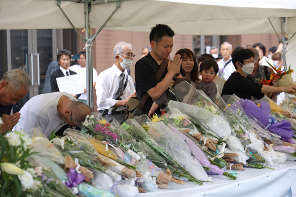 7月8日，日本前首相安倍晉三逝世1周年，民眾在奈良市大和西大寺站外悼念。