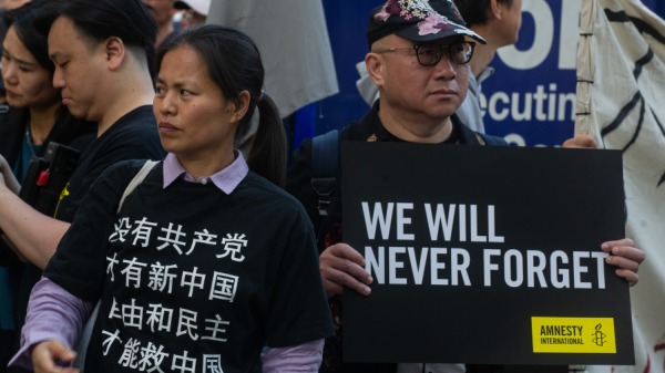 2023年6月4日，在英国伦敦中国驻伦敦大使馆参加抗议和烛光守夜活动，要求结束中国的独裁统治并释放国际特赦组织呼吁的周恒东