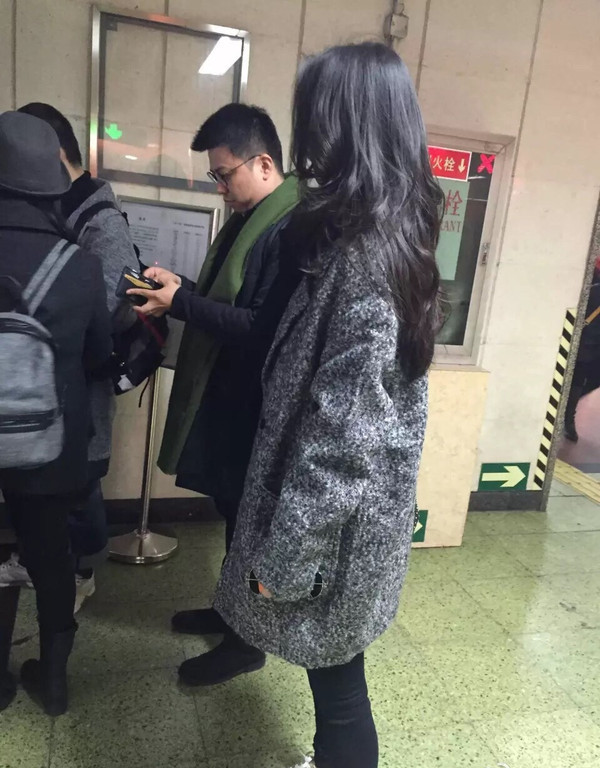 2015年网友在北京地铁拍到了独自出行的汤唯