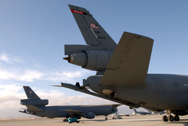 2001年10月5日，加利福尼亞州費爾菲爾德特拉維斯空軍基地，兩臺美國空軍 KC-10 Extender 空中加油機停在停機坪上。