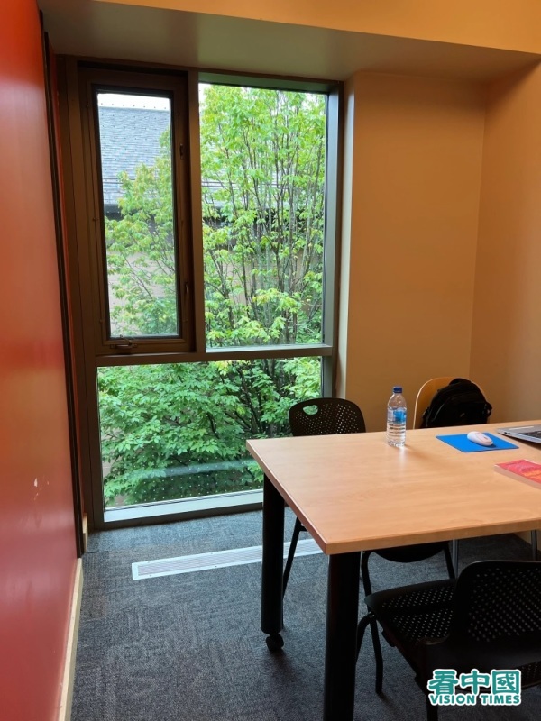 學習室的落地窗把園林景觀引入室內，可開窗換氣，空氣清新、綠意盎然。