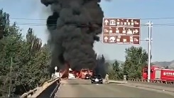 呼和浩特貨車相撞引發連環爆燃致2死5傷(圖)