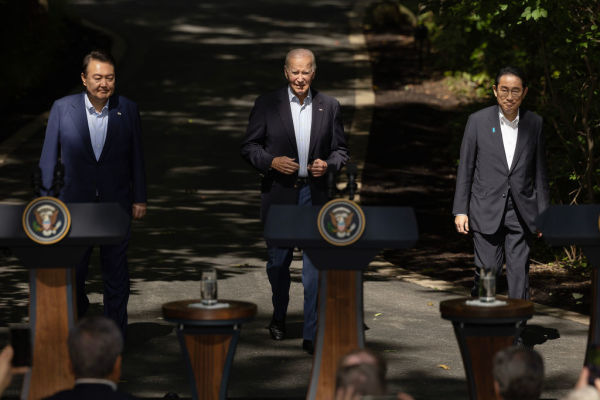 美國總統拜登、日本首相岸田文雄和韓國總統尹錫悅2023年8約18日在美國馬里蘭州大衛營，召開三國史上首度的單獨高峰會。