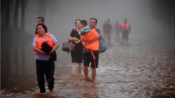 2023年8月1日，中國北部河北省保定市涿州暴雨後，人們從洪水氾濫的地區撤離。