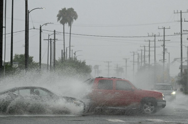 2023年8月20日，加州洛杉磯南部，熱帶風暴希拉里帶來大雨，車輛濺起水花。