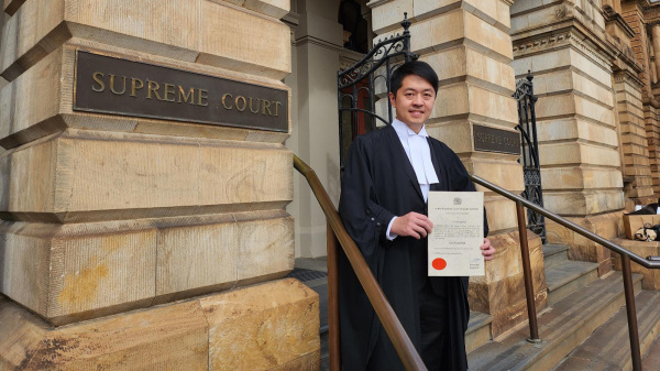 流亡澳洲的前香港立法會議員許智峯宣布已經獲得澳洲法庭頒令，正式成為一名執業律師。（圖片來源：許智峯FB）