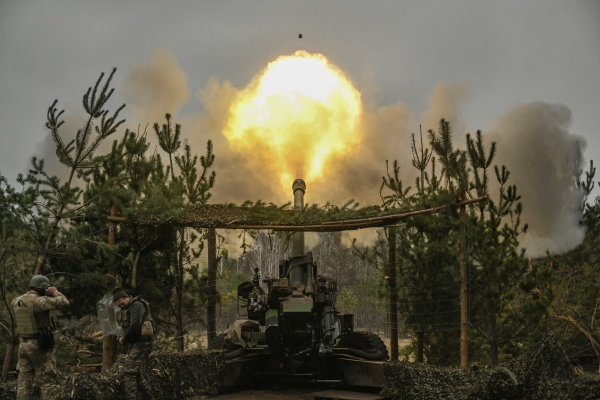 乌克兰士兵用TRF-1 155毫米炮向俄罗斯军队阵地开火。