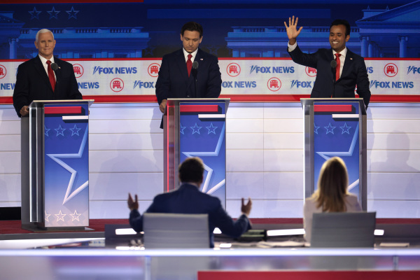 2023年8月23日，在威斯康星州密爾沃基舉行的共和黨總統候選人辯論中，（從左到右）、美國前副總統邁克．彭斯、佛羅里達州州長羅恩．德桑蒂斯和維韋克．拉馬斯瓦米。