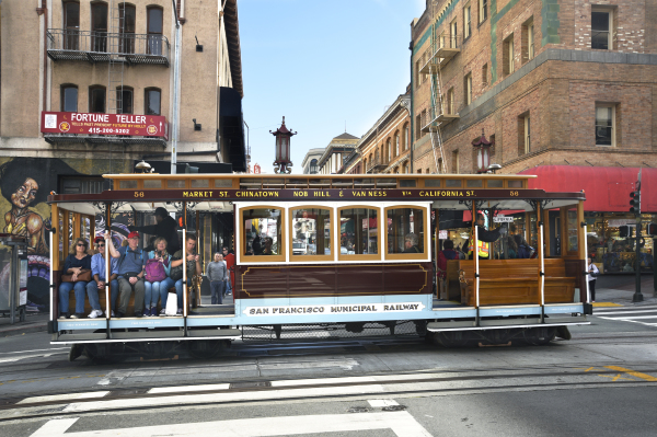 2018年9月14日，游客乘坐缆车穿过加利福尼亚州旧金山唐人街。