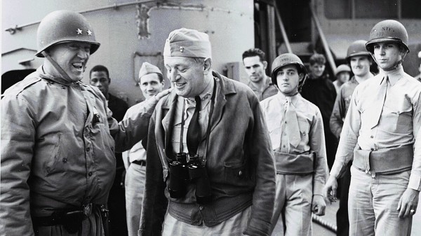 1942年11月，巴顿（左）和海军少将亨利・肯特・休伊特（Henry Kent Hewitt）在北非外海的美国海军奥古斯塔号重巡洋舰上