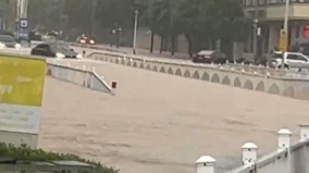 浙江臺州暴雨街道成河汽車順水漂(圖)