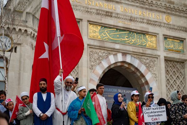 2022年9月18日，土耳其100多个保守团体协会参加在伊斯坦布尔举行的非政府组织组织反对LGBT集会。