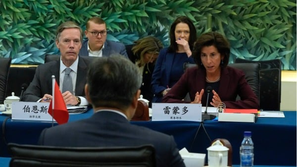 2023 年8 月28 日，美国商务部长吉娜・雷蒙多（右）在北京商务部会见中国商务部部长王文涛时，在美国驻华大使尼克・伯恩斯（左）旁边发表讲话。（ANDY WONG/POOL/AFP via Getty Images)