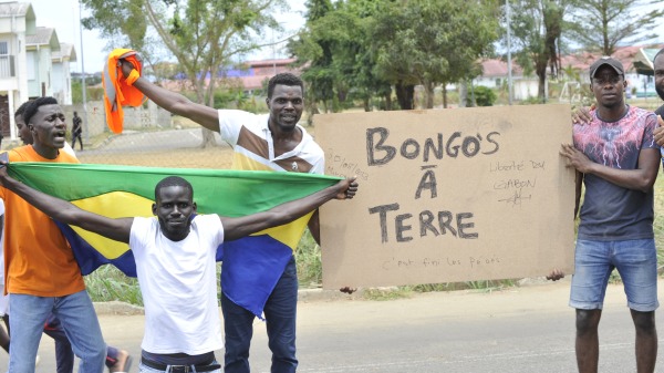8月30 日，加蓬首都利伯维尔民众举着国旗庆祝邦戈总统被罢黜。