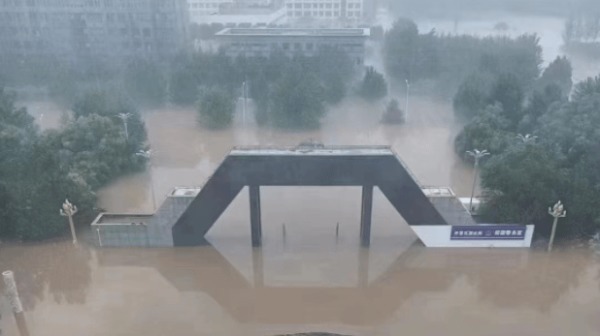 图为涿州市技师学院大门几乎被淹没。（图片来源：网络）