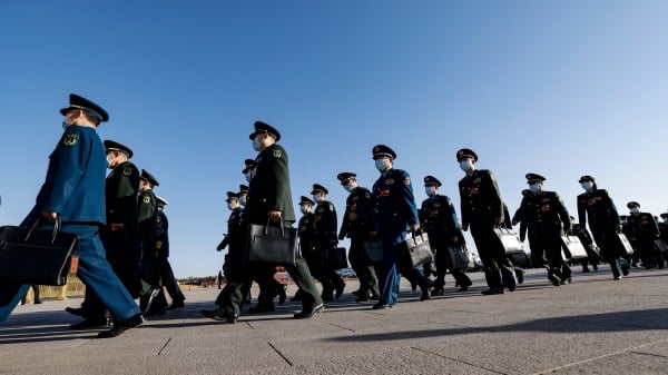 2023年3月12日，中共第十四届全国人大（NPC）的军方代表步行到大会堂参加人大第一次会议的第五次全体会议。(图片来源：Lintao Zhang/Getty Images)