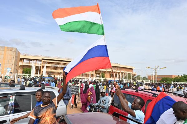 8月6日，數千名尼日爾軍政府的支持者在首都尼亞美體育場集會，示威者揮舞著尼日爾和俄羅斯國旗。