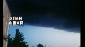 網友實拍「黑雲壓城」遮天蔽日讓人不敢出門 (視頻圖)