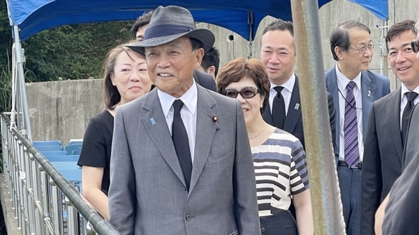 日本前首相暨現任執政黨自民黨副總裁麻生太郎 （前）7日赴五指山，弔唁前總統李登輝。