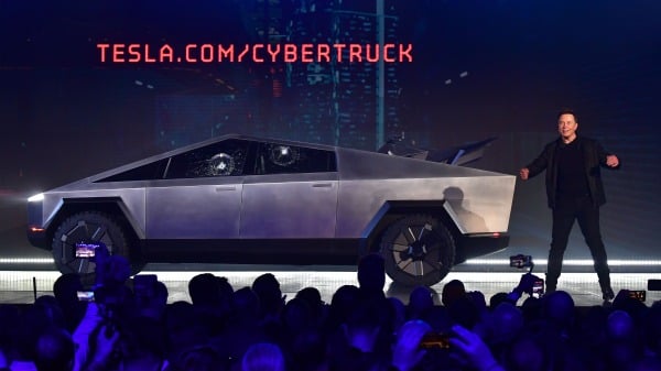2019年11月21日，在加州霍桑市的特斯拉設計中心，特斯拉聯合創始人兼首席執行官馬斯克(Elon Musk) 帶著新推出的全電動電池驅動的電動皮卡Cyber​​truck登上舞台（FREDERIC J. BROWN/AFP via Getty Images）