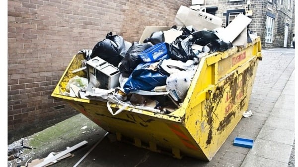 紐約市環衛局發出警告：未將垃圾裝入容器將面臨罰款