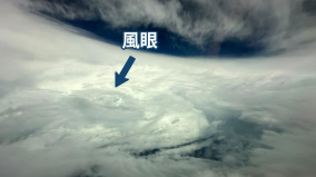 超强台风苏拉袭港风眼清晰可见(组图)