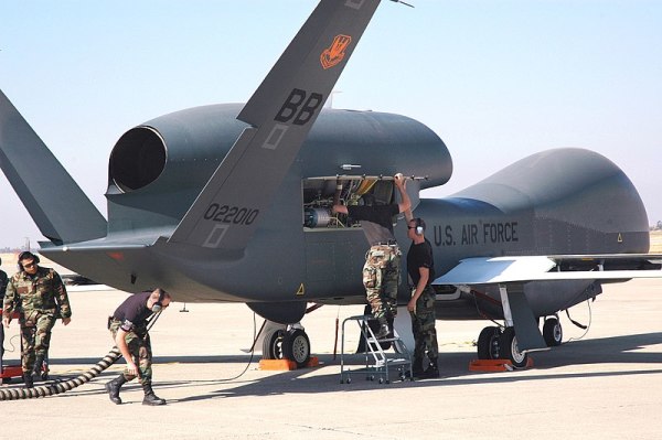 比尔空军基地的维护人员正在维修”全球鹰“无人侦察机