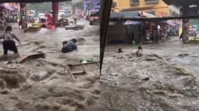 西安突降暴雨内涝严重商贩连人带车被冲走(图)