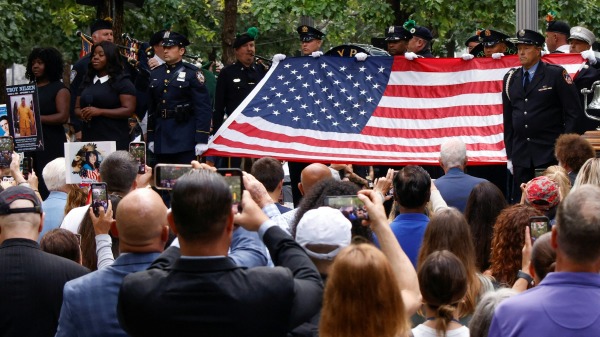 2023 年 9 月 11 日，在纽约世贸中心举行的 9/11 恐怖袭击 22 周年纪念仪式之前，军人参加国家 9 月 11 日纪念活动（KENA BETANCUR / 法新社拍摄）