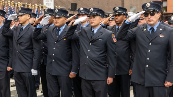2023 年 9 月 11 日，紐約市消防隊員參加曼哈頓下城 9/11世貿中心遺址紀念碑旁消防站舉行的儀式，紀念紐約襲擊事件 22 週年。（Spencer Platt/Getty Images）(