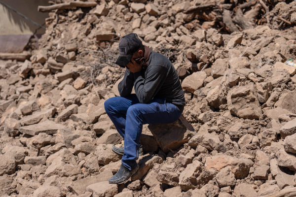9月11日摩洛哥杜茲魯，當兄弟的屍體從倒塌的房屋下面被移出時，一名男子悲痛欲絕。