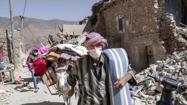 2023年9月13日，摩洛哥中部阿米兹米兹附近一个村庄，地震幸存者使用毛驴运输救援物资。