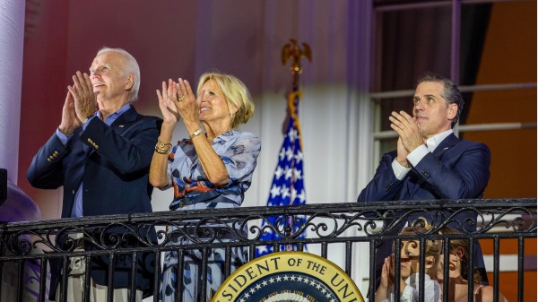 美国总统拜登、第一夫人吉尔和儿子亨特于2023年7月4日在白宫南草坪观看独立日烟花。