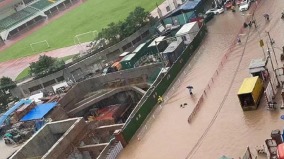 广州暴雨冲上热搜多地水浸街道“开车如划船”(图)