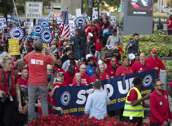 2023年9月15日，美国汽车工人联合会主席肖恩·费恩 (Shawn Fain) 与美国汽车工人联合会成员一起在底特律市中心举行集会，支持美国汽车工人联合会成员举行罢工。