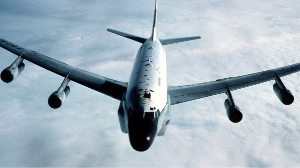 资料照片：美军一架RC-135 Stratolifter飞机在北海上空执行加油任务。（美国空军摄）