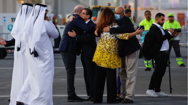 2023 年9 月18 日，美国公民Siamak Namazi和Morad Tahbaz抵达多哈多哈国际机场时受到欢迎。五名(KARIM JAAFAR/AFP via Getty Images)(