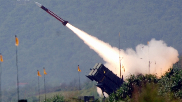 2006 年7 月20 日，在台湾东部宜​​兰举行的汉光22 演习中，一枚美制爱国者飞弹从海滩上的移动发射器发射。