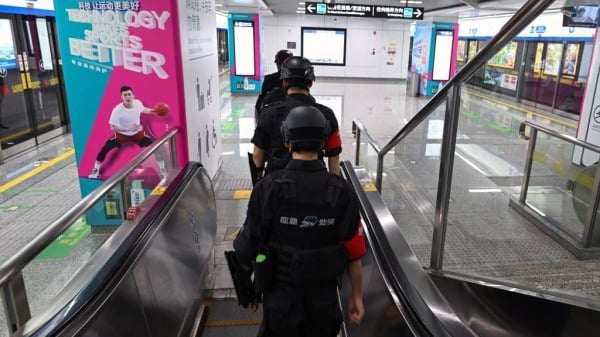 杭州亚运期间，在地铁中巡逻的警察。