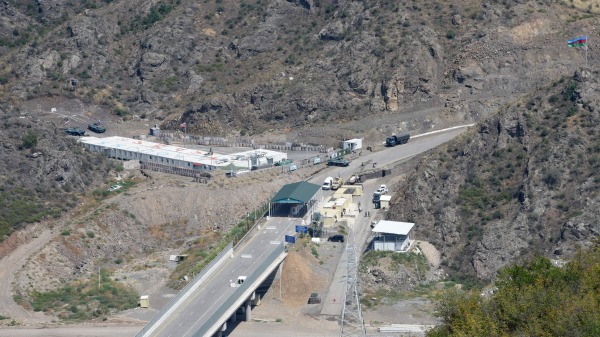 阿塞拜疆拉钦走廊（Lachin corridor）入口处检查站，拉钦走廊是纳卡地区与亚美尼亚唯一的陆地连接通道。