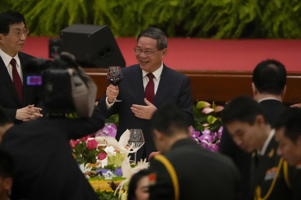 在今年十一晚宴上，中国国务院总理李强（中）向领导人和特邀嘉宾敬酒。（图片来源：Andy Wong-Pool/Getty Images）