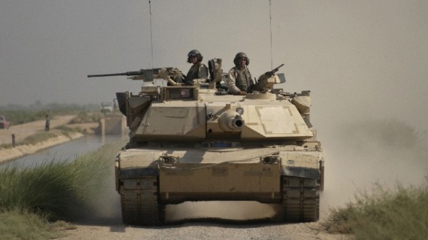 2004年9月，美軍M1A1戰車在伊拉克進行偵察。