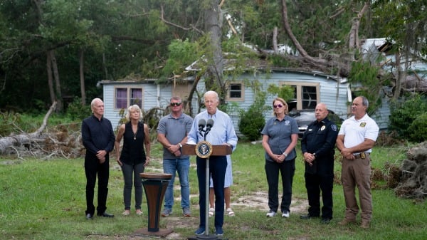2023 年9 月2 日，美國總統拜登在佛羅里達州利夫奧克視察受颶風伊達利亞影響的社區時