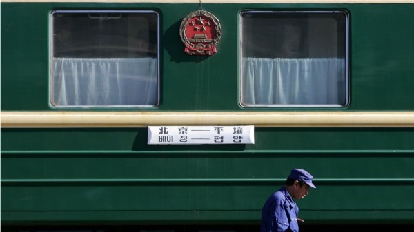 一名中國工人在中國邊境城市遼寧省丹東火車站檢查從北京開往平壤的火車。