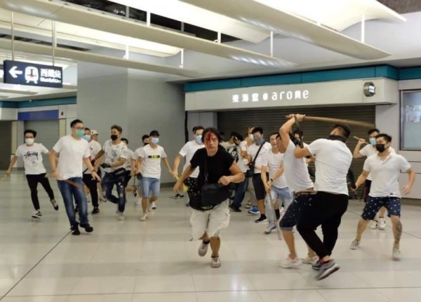 2019年7月21日夜晚，数百名白衣人手持棍棒、藤条出现在香港元朗港铁站暴力袭击现场的无辜市民。（图片来源：视频截图）